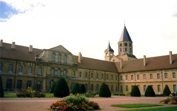 Французское аббатство Клюни, построенное в романском стиле