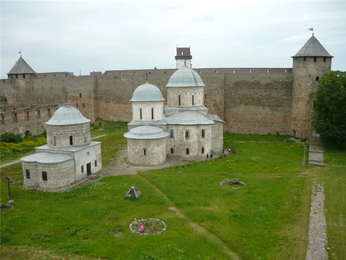 Церкви внутри крепости