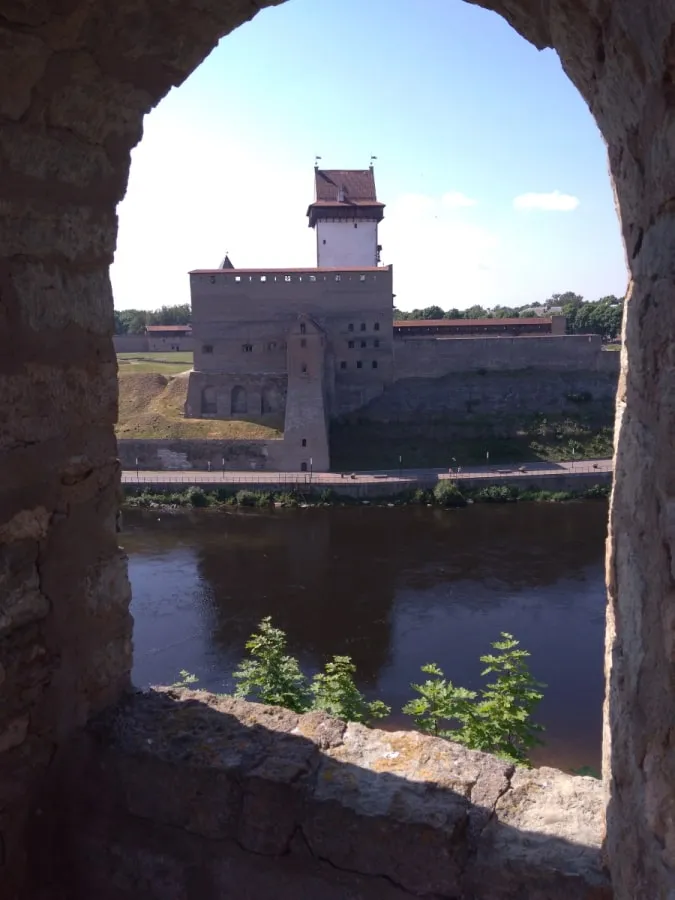 Вид на Нарву из ивангородской крепости
