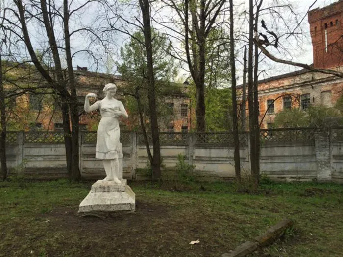 Памятник «Девушка-прядильщица»