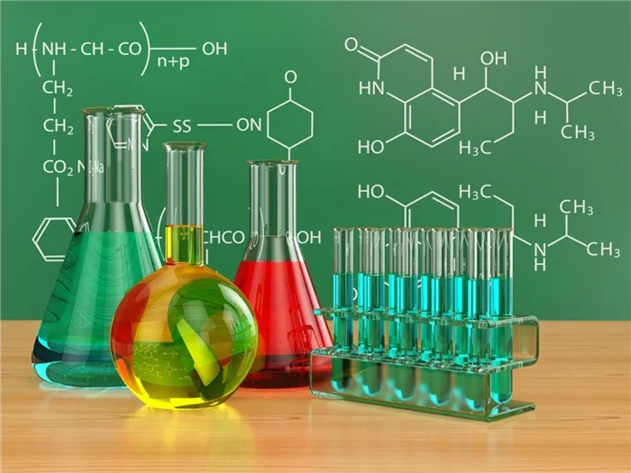 Колбы химические с растворами на фоне доски с формулами