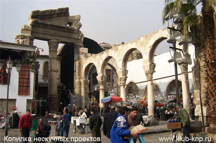 Римские стены перед мечетью Омейядов в Дамаске 