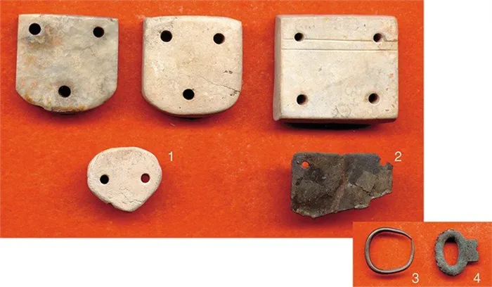 Самая уникальная находка из кургана № 4 могильника Койбалы, безусловно монгольского происхождения, – детали пояса, включающие четыре нефритовые накладки на ремень (1), фрагмент тонкой бронзовой пластинки (предположительно – упор) (2), предмет из серебряной проволоки, напоминающий серьгу (3), и фрагмент бронзовой пряжки с частью щитка (4). В одном из отверстий накладки в виде сердечка сохранилась часть бронзовой заклепки, с помощью которой она, очевидно, крепилась на ремень. На обратной стороне пояса заклепки для большей надежности закреплялись на металлических пластинах-упорах. Серебряная накладка на пояс аналогична деталям пояса из родового захоронения эпохи Юань (г. Аньшань)