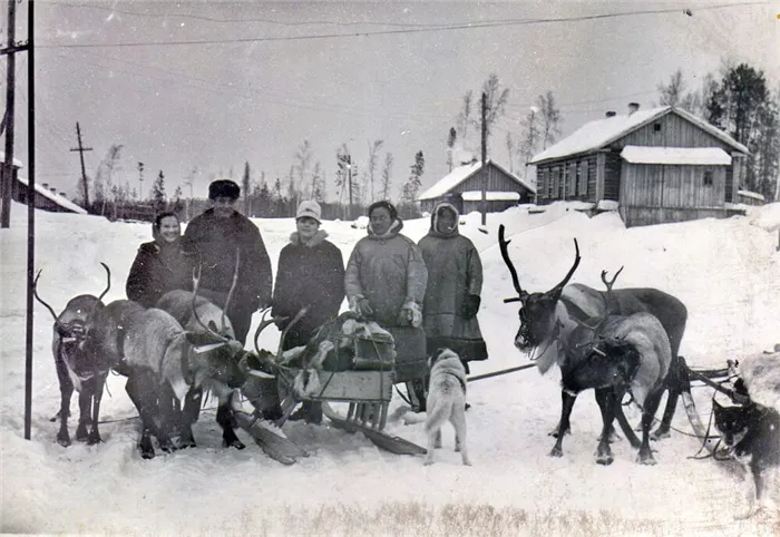 Трое русских (слева) и двое манси на севере Свердловской области