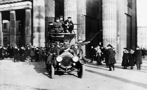 Революционные солдаты и матросы у Бранденбургских ворот в 1918 году. wikimedia