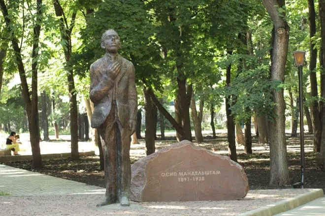 Памятник Осипу Мандельштаму в Воронеже