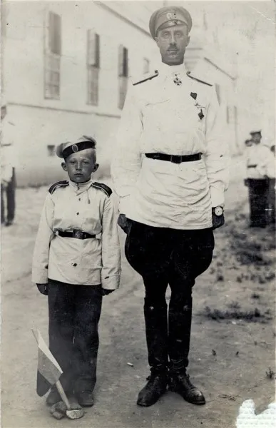 Генерал Врангель с кадетом Крымского кадетского корпуса Н. Захаровым. Белая Церковь, Королевство СХС. 3 июля 1925 г.