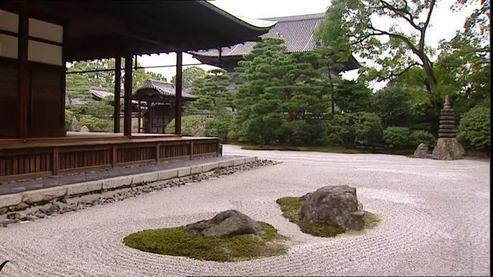 Сад камней, как и традиционный японский сад всегда гармонично вписан в ландшафт