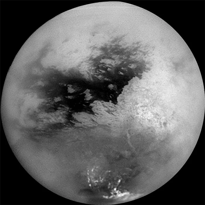 Изучение Титана — самого крупного спутника Сатурна. Шангри-Ла — большая темная область в центре этого изображения. Фото.