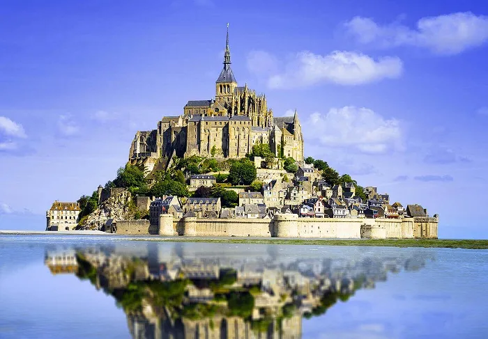 Остров-крепость Mont Saint-Michel – средневековая достопримечательность Франции («Гора Святого Михаила»).
