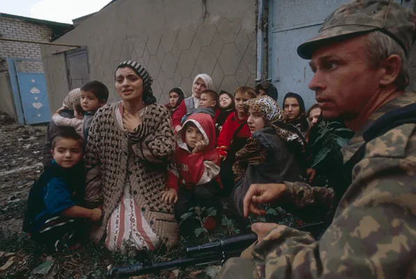 Российские солдаты освобождают группу женщин и детей, захваченных исламистами