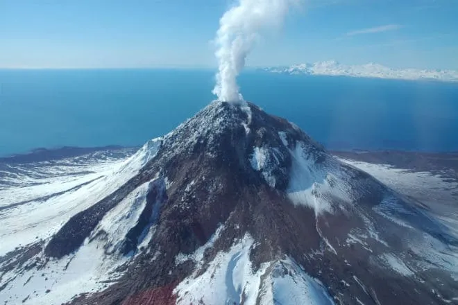 Выброс газа из жерла вулкана Эребус