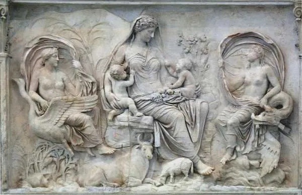 Три богини на панели Августа Алтаря Мира