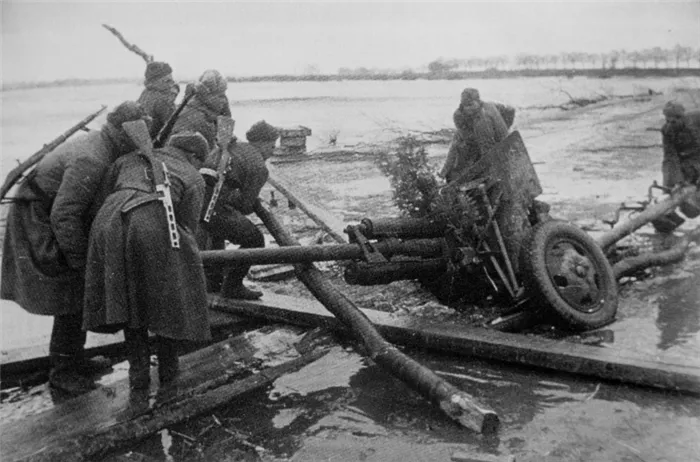 Советские артиллеристы вытягивают провалившуюся в воду 76,2-мм дивизионную пушку ЗиС-3