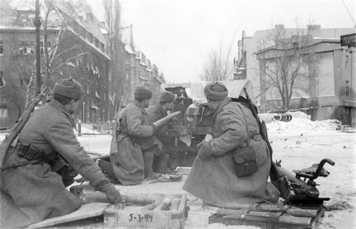 Расчет 76-мм орудия ЗиС-3 гвардии младшего сержанта Р.А. Акулича ведет огонь прямой наводкой по укреплениям немцев в Познани.