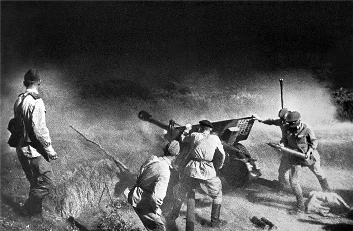 Артиллерийский расчет 76,2-мм пушки ЗиС-3 ведет огонь по врагу на Северном Кавказе.