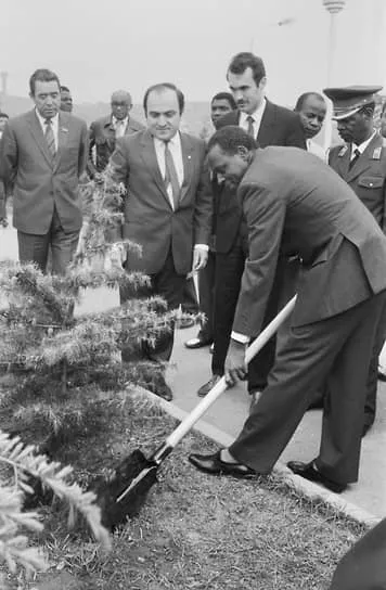 «Одобрение генеральной линии в области социально-экономического развития страны, создание национального Народного собрания, провинциальных органов народной власти — все это свидетельствует о том, что из руин возрождается новая Ангола»<br></p><p>На фото: Жозе Эдуарду душ Сантуш сажает памятное дерево в Тбилиси, 1986 год» /></p><p><img decoding=