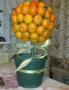 Декоративное дерево из мандаринок