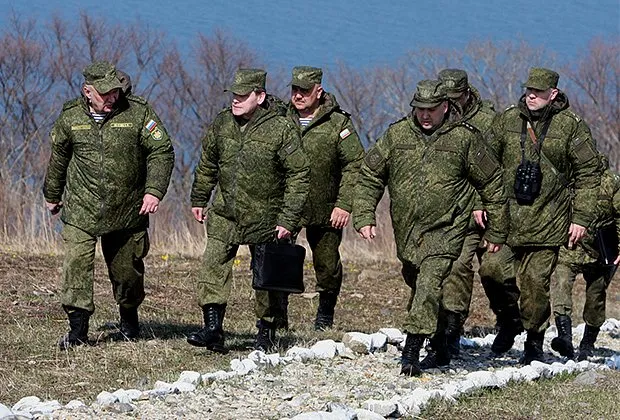 Командующий войсками ВВО генерал-полковник Сергей Суровикин (третий справа)