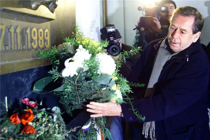 Президент Чехии Вацлав Гавел возлагает венок в память о студенческой демонстрации на улице Народни в Праге, 17 ноября 1998 года
