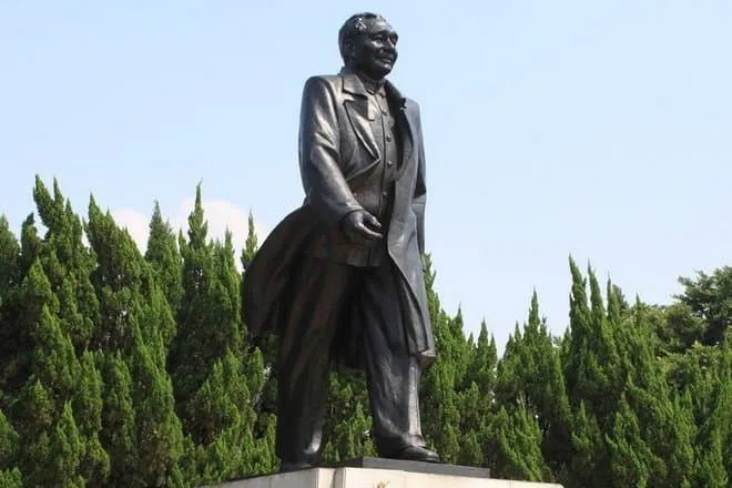 Памятник Дэну Сяопину