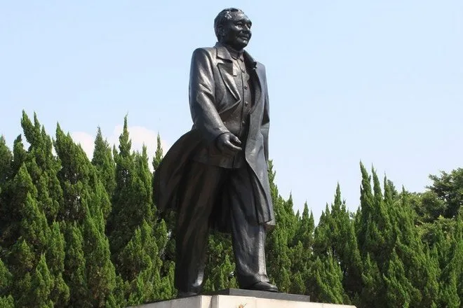 Памятник Дэну Сяопину
