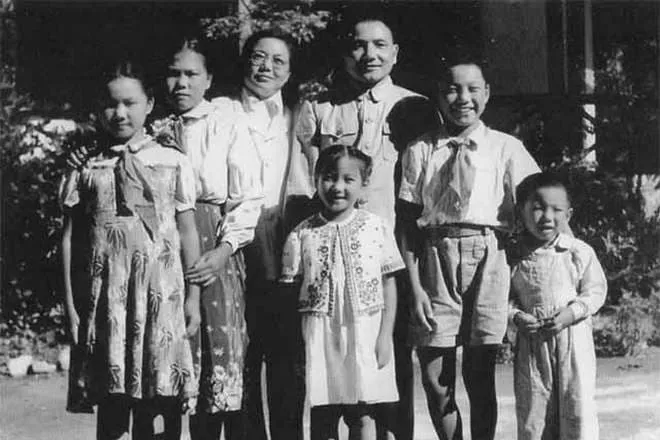Дэн Сяопин и Чжо Линь с детьми