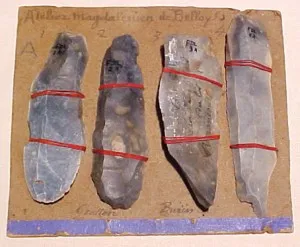 Мустьерские орудия труда - резцы и скребки. Найдены близ Амьена, Франция.
