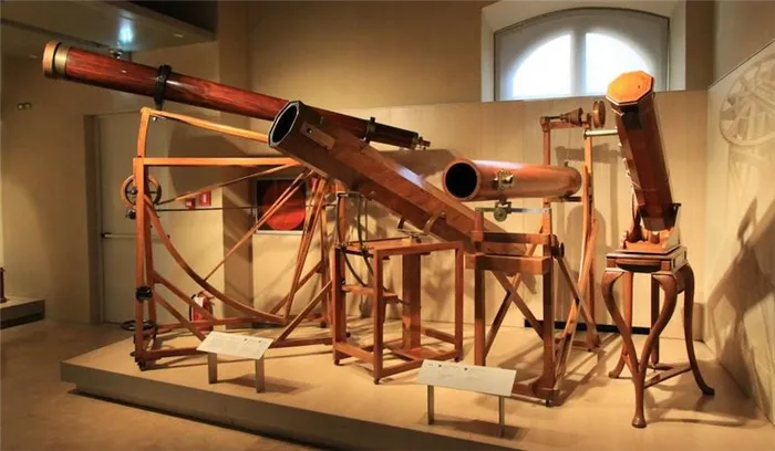 Телескопы Галилео Галилея, созданные им в разное время. Музей Галилея во Флоренции.