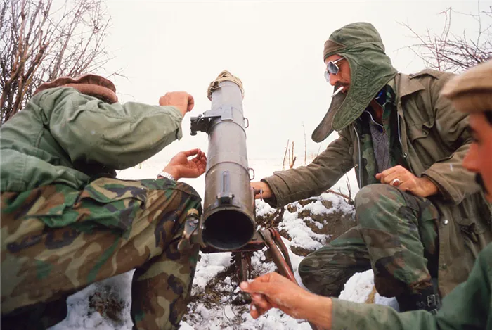Повстанцы заряжают миномет на базе в афганских горах, 1988 год