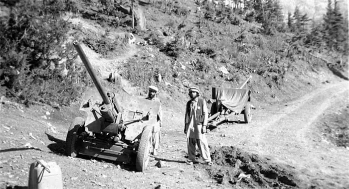 Афганская война, моджахеды (https://commons.wikimedia.org/wiki/File:August_1984_-_captured_field_guns_in_Jaji,_Paktia.jpg)