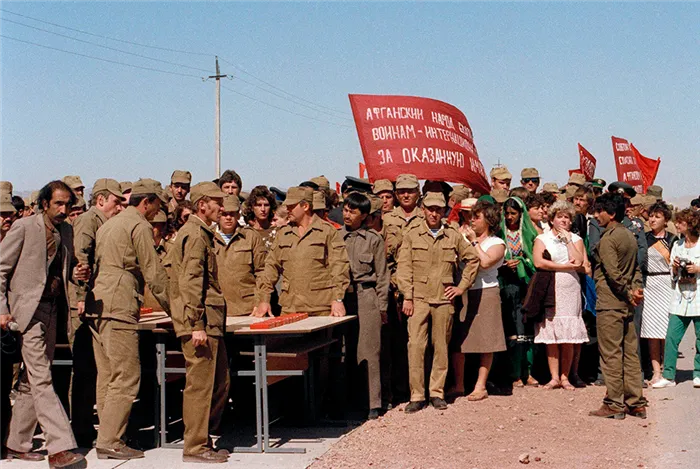 Праздник для солдат в афганском Шиндаде, октябрь 1986