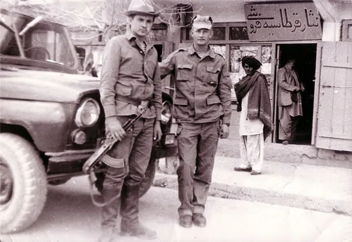 Бойцы Советской Армии в Афганской войне (https://commons.wikimedia.org/wiki/File:Afgan1987_Gardez_UAZ469.jpg)