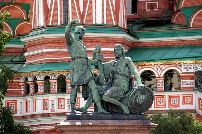 Памятник Минину и Пожарскому на красной площади в Москве