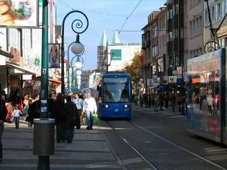 Трамвайно-пешеходная улица в центре пром