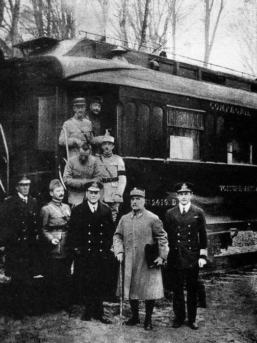 Представители союзников при подписании перемирия. Фердинанд Фош, второй справа, около своего вагона в Компьенском лесу.
