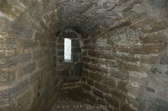 Крепость Копорье, бойница внутри Средней башни