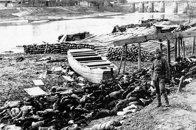 Нанкинская резня. Берег реки, усеянный телами китайцев, расстрелянных японской армией.