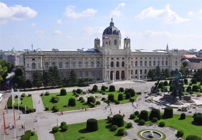 Музей расположен на площади Марии Терезии