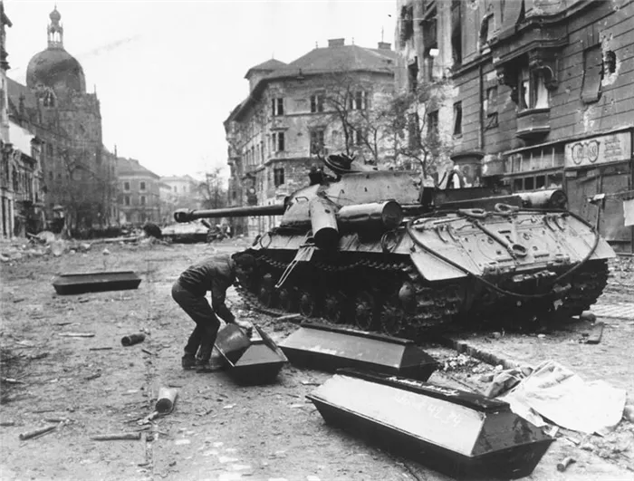 ​Советский танк на улице Будапешта. pinterest.ru - Вихрь над Дунаем | Warspot.ru