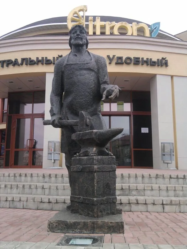 Памятник Кузнецу