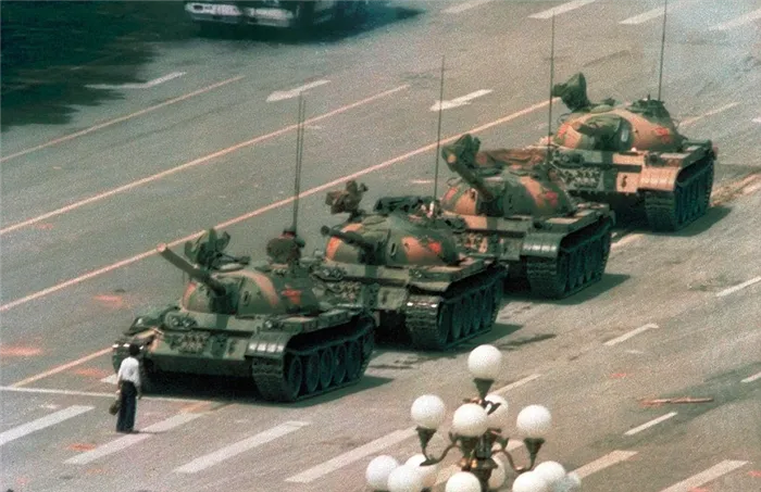 Фотография. «Человек, остановивший танки», 1989