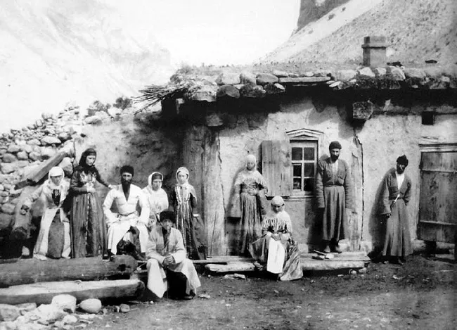 Дома балкарцы строили близко друг к другу и в труднодоступных местах
