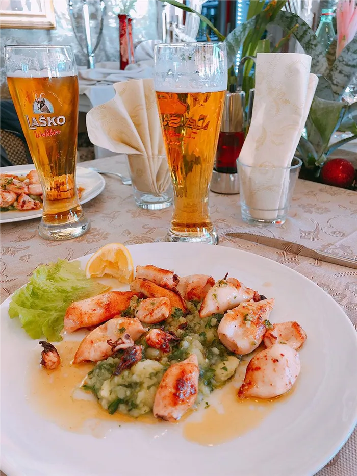 Морепродукты и пиво Lasko — типичный обед на побережье. Порция кальмаров стоит около 10 € (700 рублей), бокал пива — 3 € (210 рублей)