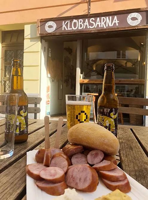 Краньскую колбасу подают в «Клобасарне» в центре Любляны. Порция стоит 6—8 € (420—560 рублей)