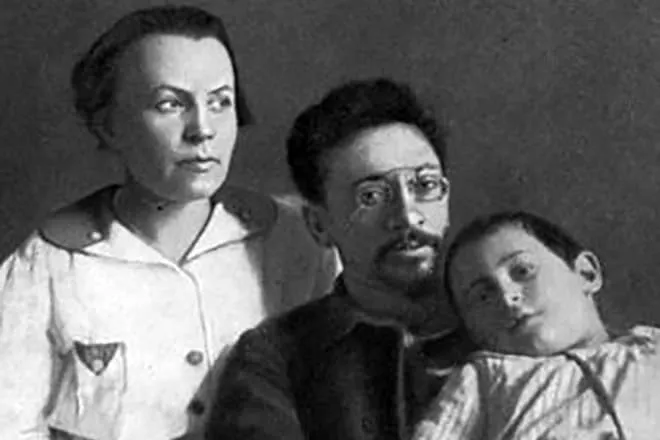 Яков Свердлов с женой и сыном