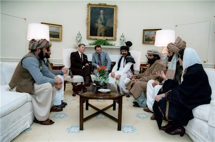 Президент Рейган в окружении лидеров афганских моджахедов. Белый Дом, 1983