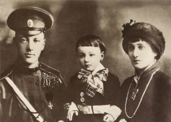 Анна Ахматова с мужем Николаем Гумилевем и сыном Львом Гумилевым