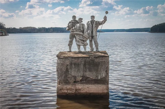 Советские скульптуры на Очерском пруду