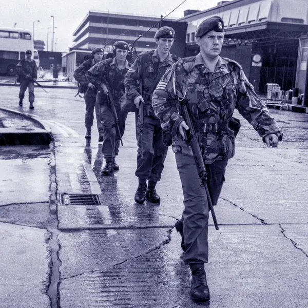 ​Гвардейцы-гренадёры в лондонском аэропорту Хитроу, январь 1974 года - Чисто английский переворот | Warspot.ru